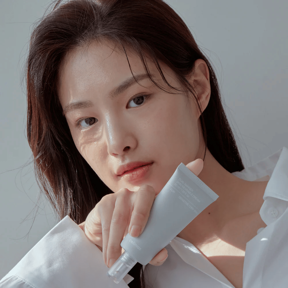 Modello che tiene Celimax Dual Barrier Skin Wearable Cream, crema viso lenitiva e che rafforza la barriera per pelle sensibile e secca.
