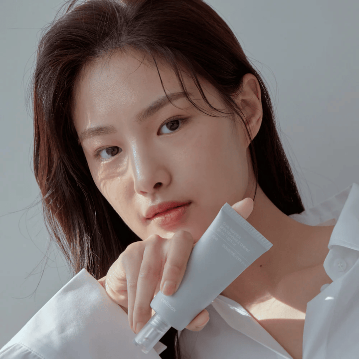 Modello che tiene Celimax Dual Barrier Skin Wearable Cream, crema viso lenitiva e che rafforza la barriera per pelle sensibile e secca.