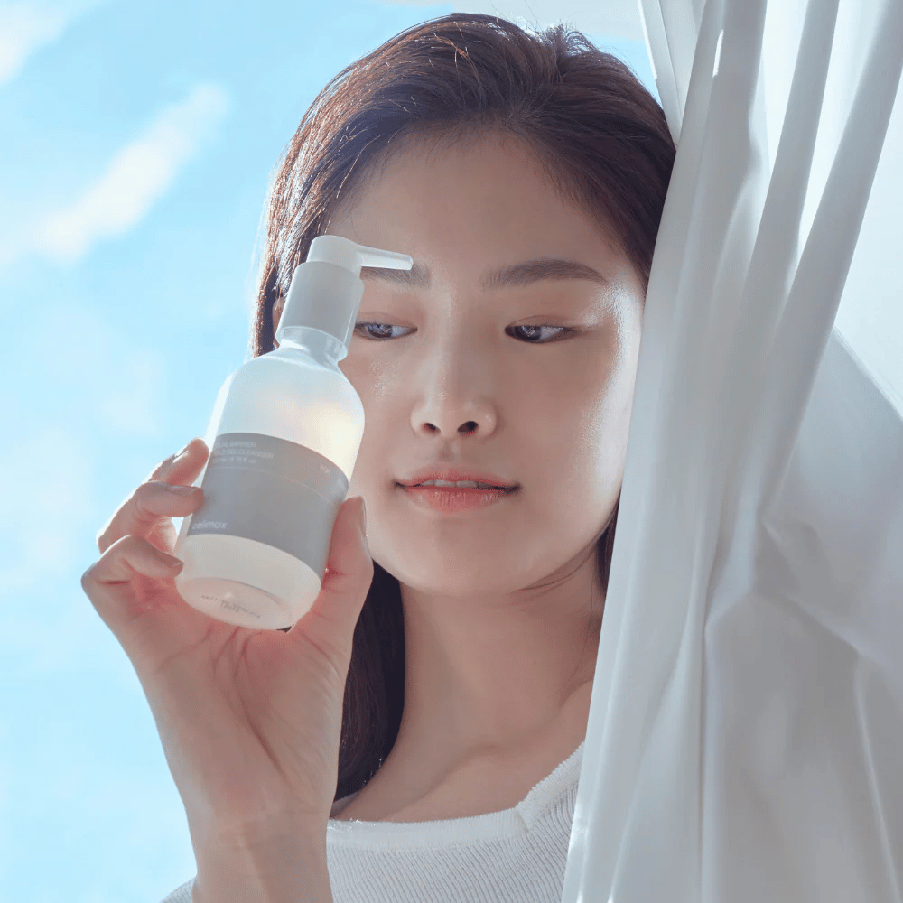 Celimax Dual Barrier Mild Gel Cleanser in uso – delicato detergente viso coreano che rafforza la barriera cutanea e adatto per la pelle sensibile.