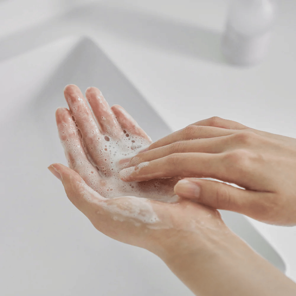 Gel detergente delicato che si insapona nelle mani – delicato detergente viso che pulisce efficacemente la pelle senza seccarla, perfetto per la pelle sensibile e con barriera debole.