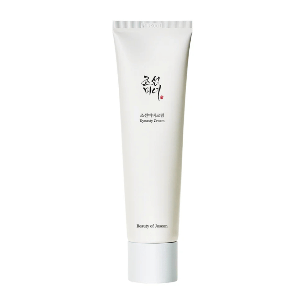 L'immagine mostra un tubetto di "Beauty of Joseon Dynasty Cream". Il sottile tubetto bianco ha elementi di design minimalisti, inclusi eleganti testi neri e rossi. Questo prodotto per la cura della pelle promette di nutrire e vitalizzare la pelle, riflettendo i segreti di bellezza storici della dinastia Joseon.