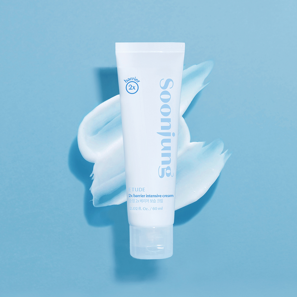 Un tubetto di crema bianca che ripara i danni della pelle e idrata la pelle, precisamente ETUDE Soon Jung 2x Barrier Intensive Cream 60ml, su sfondo blu.