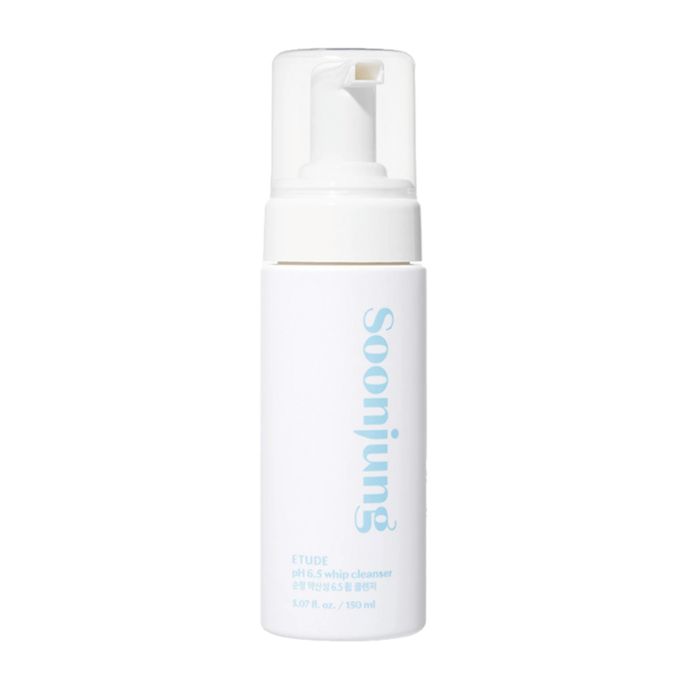Un flacone bianco con pompa con il testo "Soon Jung pH 6.5 Whip Cleanser" da ETUDE, contiene 5.07 oz. / 150 ml. Il design è semplice e moderno con uno sfondo bianco pulito.