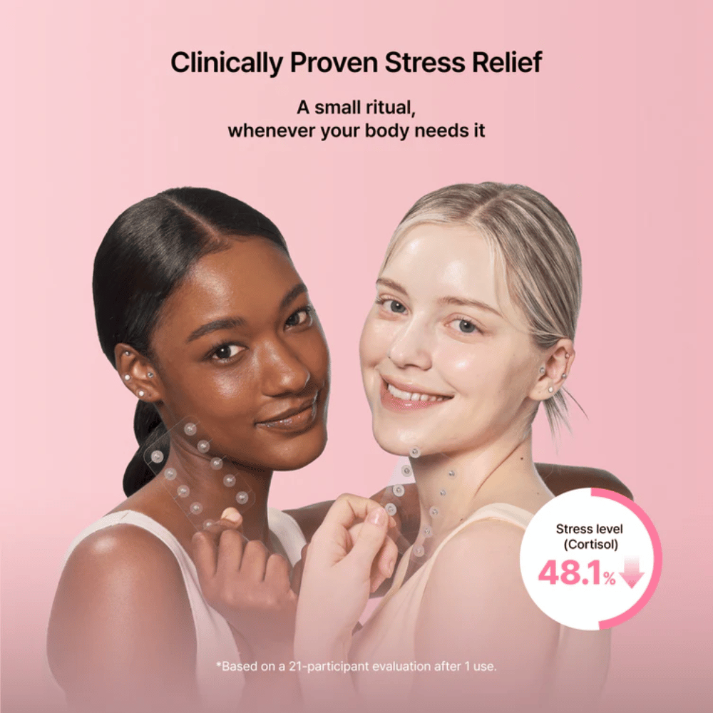 Due modelle mostrano l'uso di RETURNITY Ear Therapy Acupressure Patch. L'immagine evidenzia risultati valutati clinicamente legati alla riduzione dello stress e al benessere.