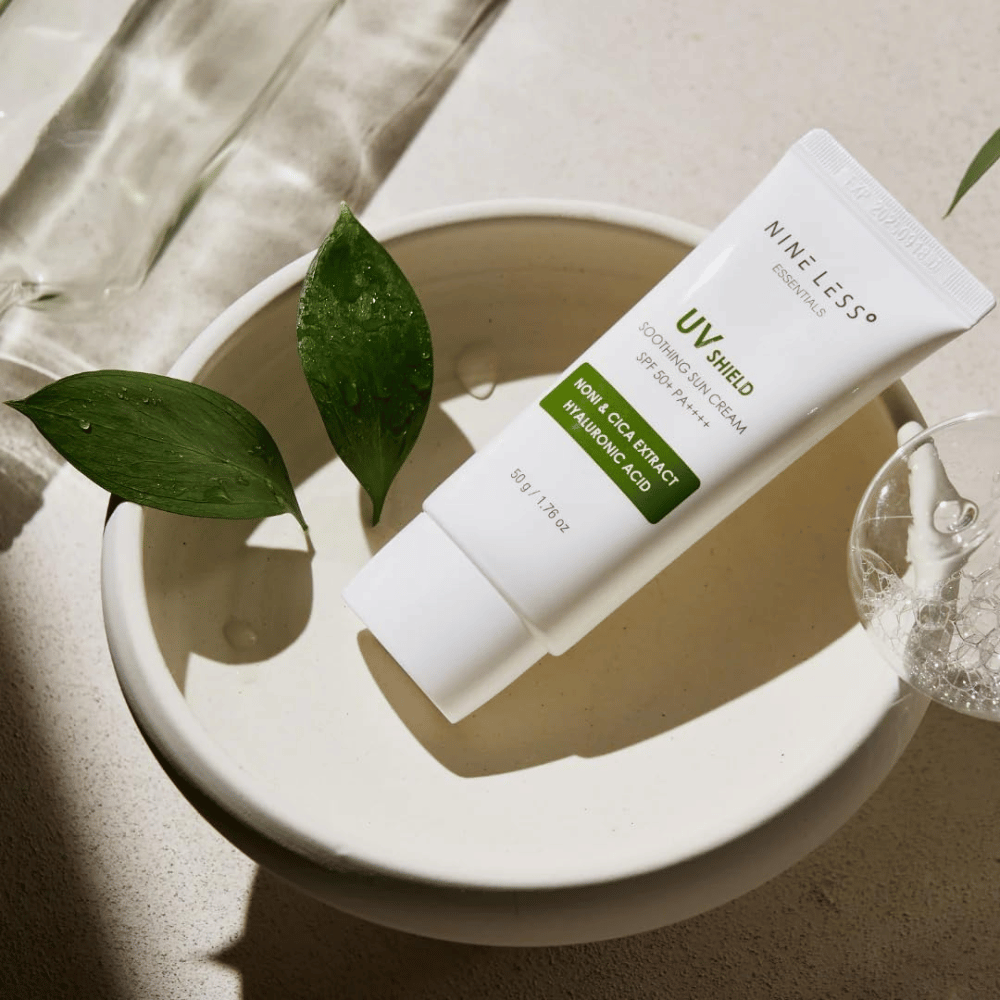 NINE LESS Essentials UV Shield Soothing Sun Cream SPF 50+ PA++++ con estratti lenitivi di noni e cica e acido ialuronico per protezione solare quotidiana e idratazione.
