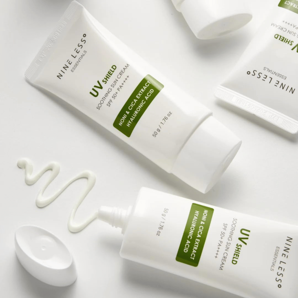 NINE LESS Essentials UV Shield Soothing Sun Cream SPF 50+ PA++++ con noni, cica e acido ialuronico che idrata e protegge la pelle dai raggi UVA e UVB.