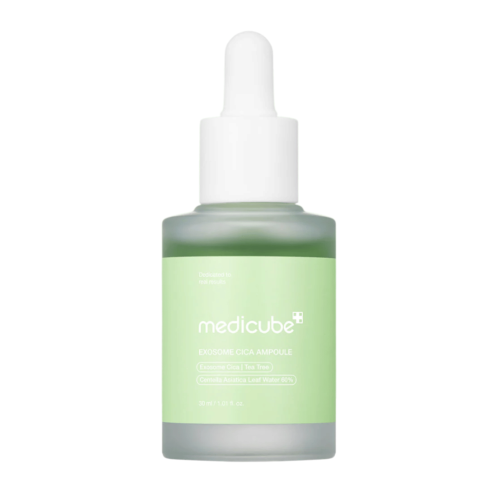 Primo piano su Medicube Exosome Cica Ampoule in vetro smerigliato con etichetta verde e tappo contagocce.