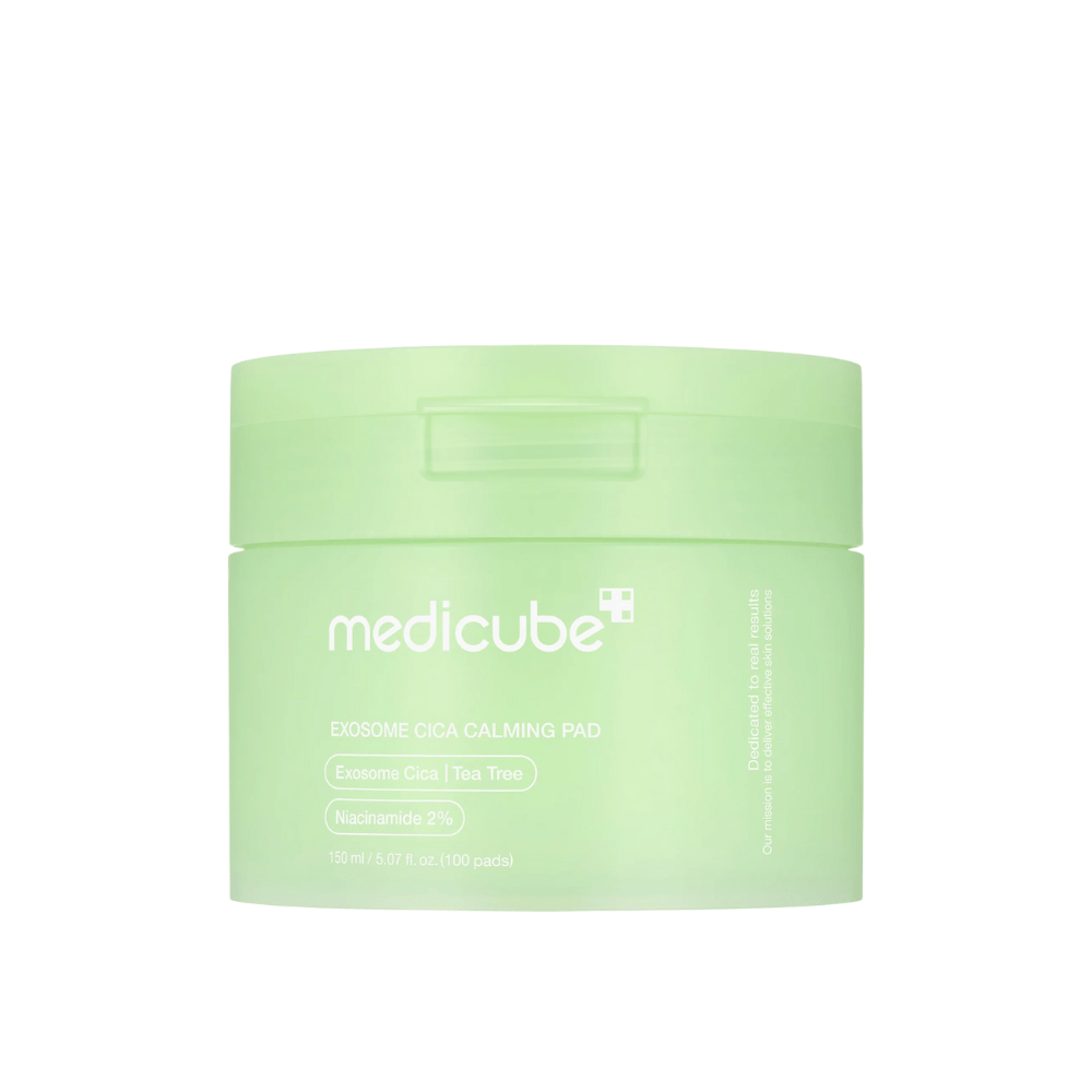 Primo piano su Medicube Exosome Cica Calming Pads in barattolo verde chiaro, 150 ml/100 pads per cura della pelle lenitiva e idratante.