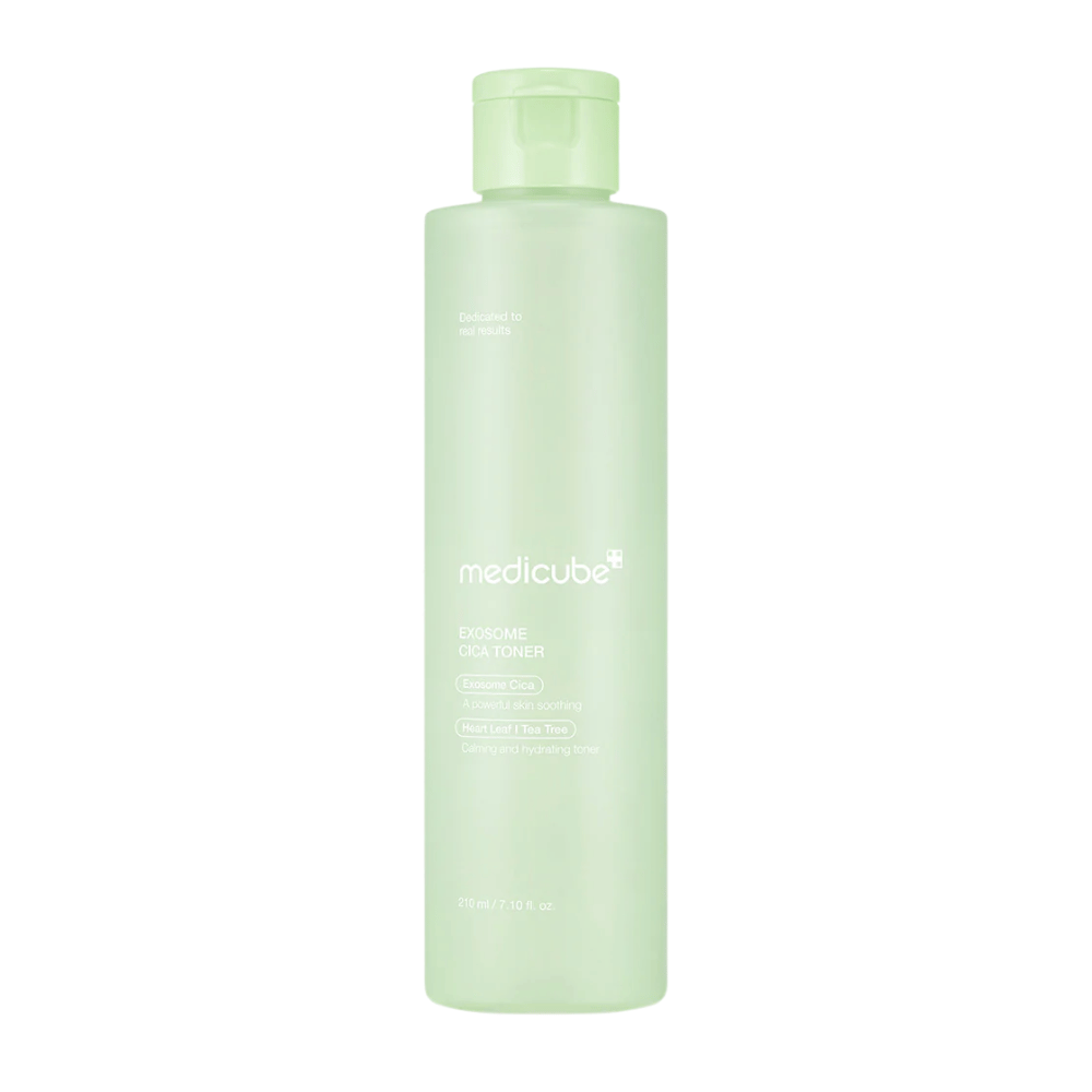 Primo piano su Medicube Exosome Cica Toner in bottiglia verde chiaro, calmante e tonico idratante per pelle sensibile.