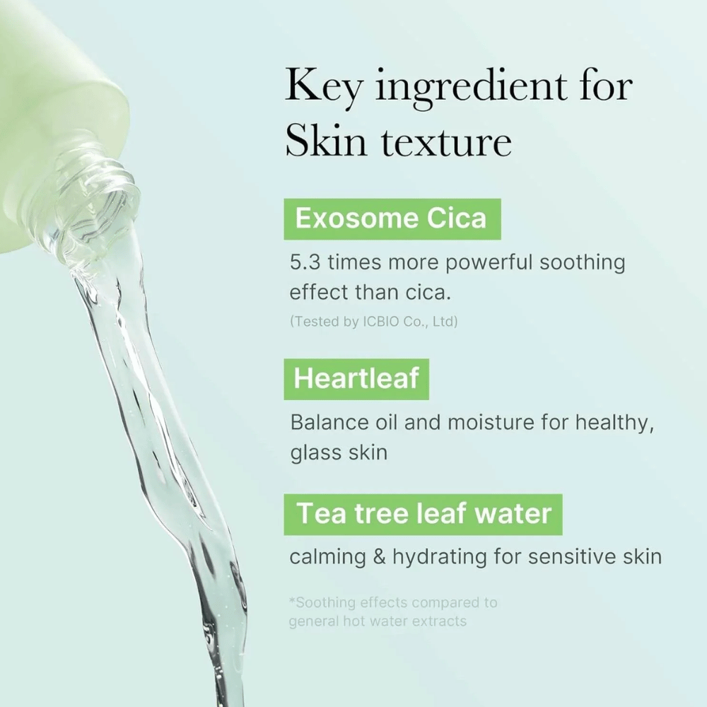 Primo piano sulla bottiglia che viene versata, evidenziando gli ingredienti in Medicube Exosome Cica Toner: Exosome Cica, Heartleaf e Tea Tree Leaf Water per equilibrio della pelle ed effetto calmante.