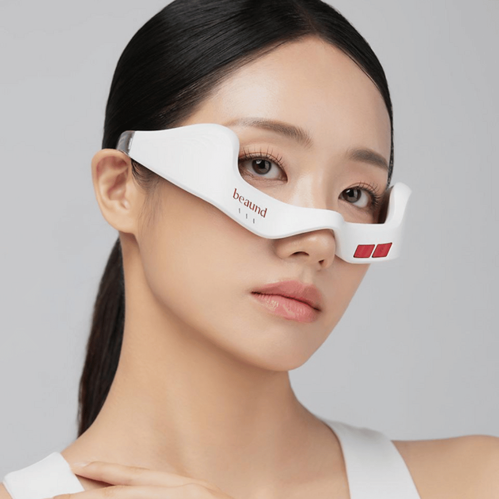 Primo piano di una modella che indossa Beaund Eye Rejuv per evidenziare la vestibilità ergonomica e il design elegante intorno alla zona degli occhi.