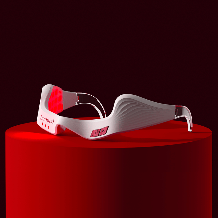 Immagine prodotto che mostra Beaund Eye Rejuv con illuminazione LED rossa attiva, posizionato su un podio per un effetto esclusivo e innovativo.