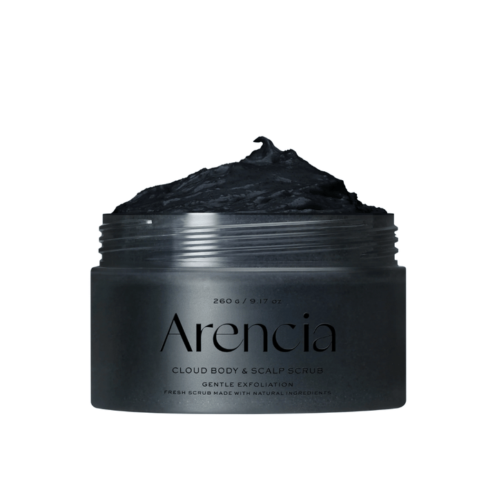 Arencia Scrub Corpo & Cuoio Capelluto con texture esfoliante nera in barattolo aperto, scrub corpo e cuoio capelluto che esfolia e pulisce delicatamente.
