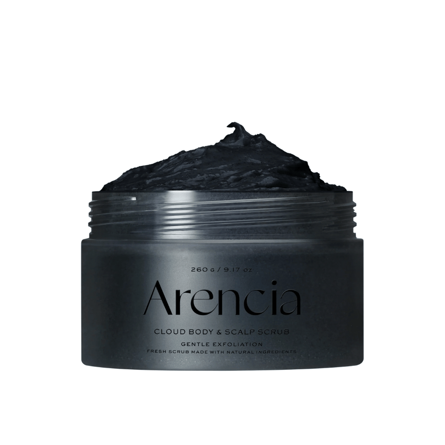 Arencia Scrub Corpo & Cuoio Capelluto con texture esfoliante nera in barattolo aperto, scrub corpo e cuoio capelluto che esfolia e pulisce delicatamente.