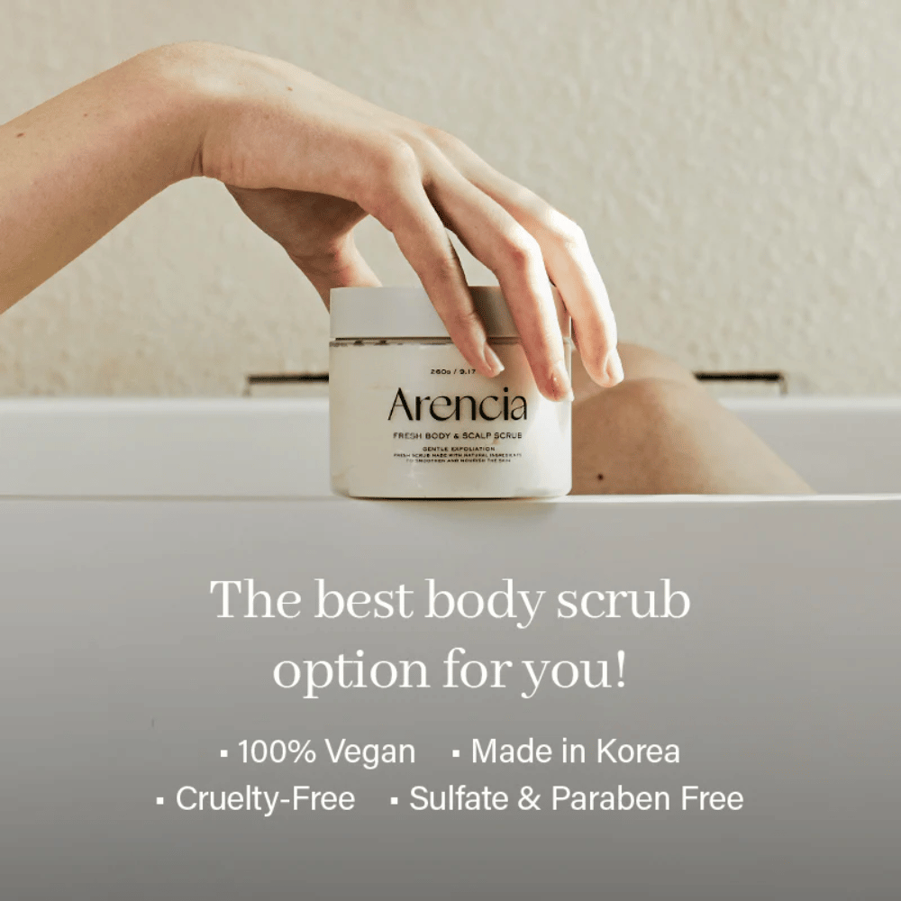 Arencia Fresh Cloud Body & Scalp Scrub accanto alla vasca da bagno con messaggio su formulazione vegana. Scrub per il corpo naturale che esfolia, pulisce e lascia la pelle fresca.