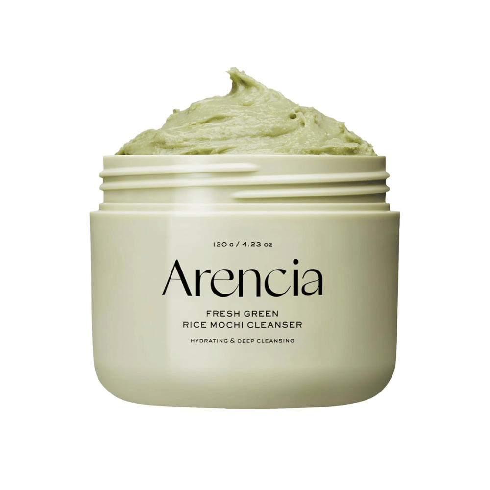Barattolo aperto con Arencia Fresh Green Rice Mochi Cleanser 120g, una crema detergente verde con il testo "Idratante & Pulizia Profonda" sulla confezione.
