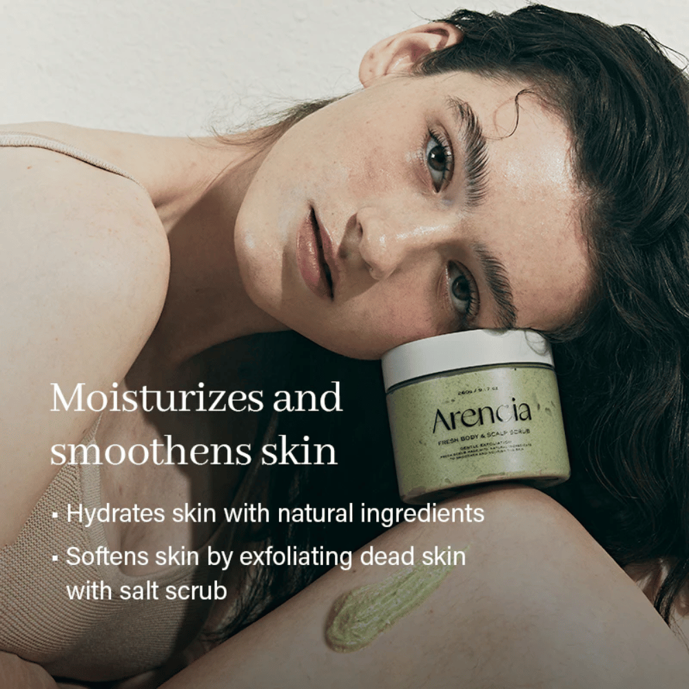 Modello si rilassa con Arencia Fresh Cloud Body & Scalp Scrub. Scrub per il corpo idratante che ammorbidisce la pelle, esfolia delicatamente e rafforza l'equilibrio naturale della pelle.