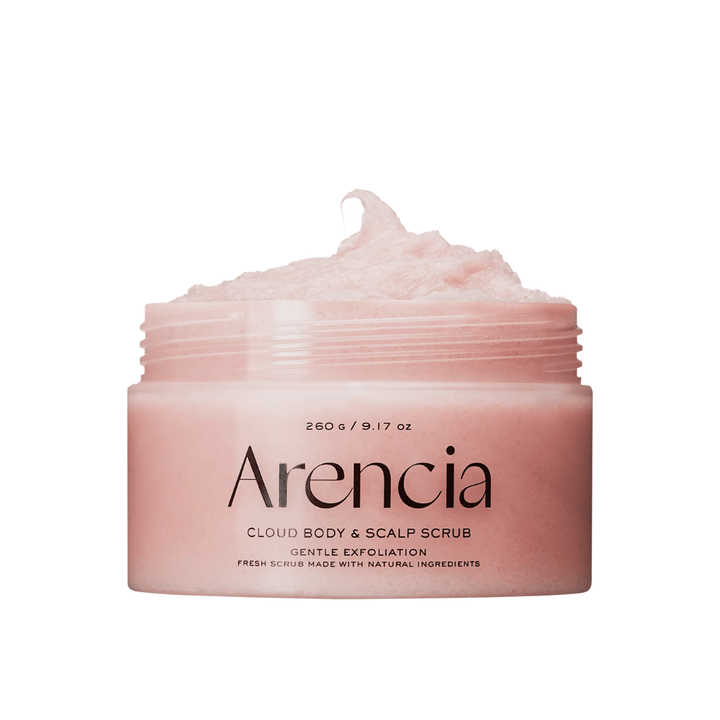 Arencia Fresh Cloud Scrub Lavender & Pear in barattolo aperto su sfondo bianco. Scrub cremoso per il corpo e il cuoio capelluto che esfolia delicatamente e lascia la pelle morbida e idratata.