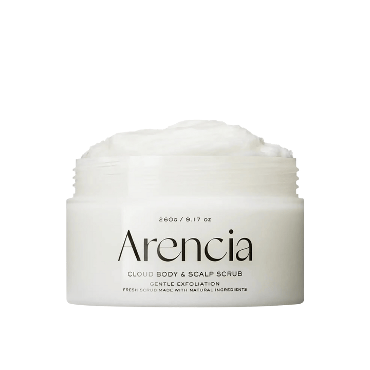 Arencia Fresh Cloud Scrub White Tea & Neroli in barattolo aperto su sfondo bianco. Scrub per il corpo e il cuoio capelluto cremoso che esfolia delicatamente e dona una pelle morbida e idratata.