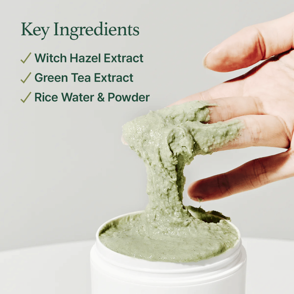 Una mano solleva Arencia Fresh Green Rice Mochi Cleanser da un barattolo. La crema verde e viscosa si estende tra le dita. Il testo elenca gli ingredienti: Amamelide, Tè Verde, Acqua di Riso & Polvere.
