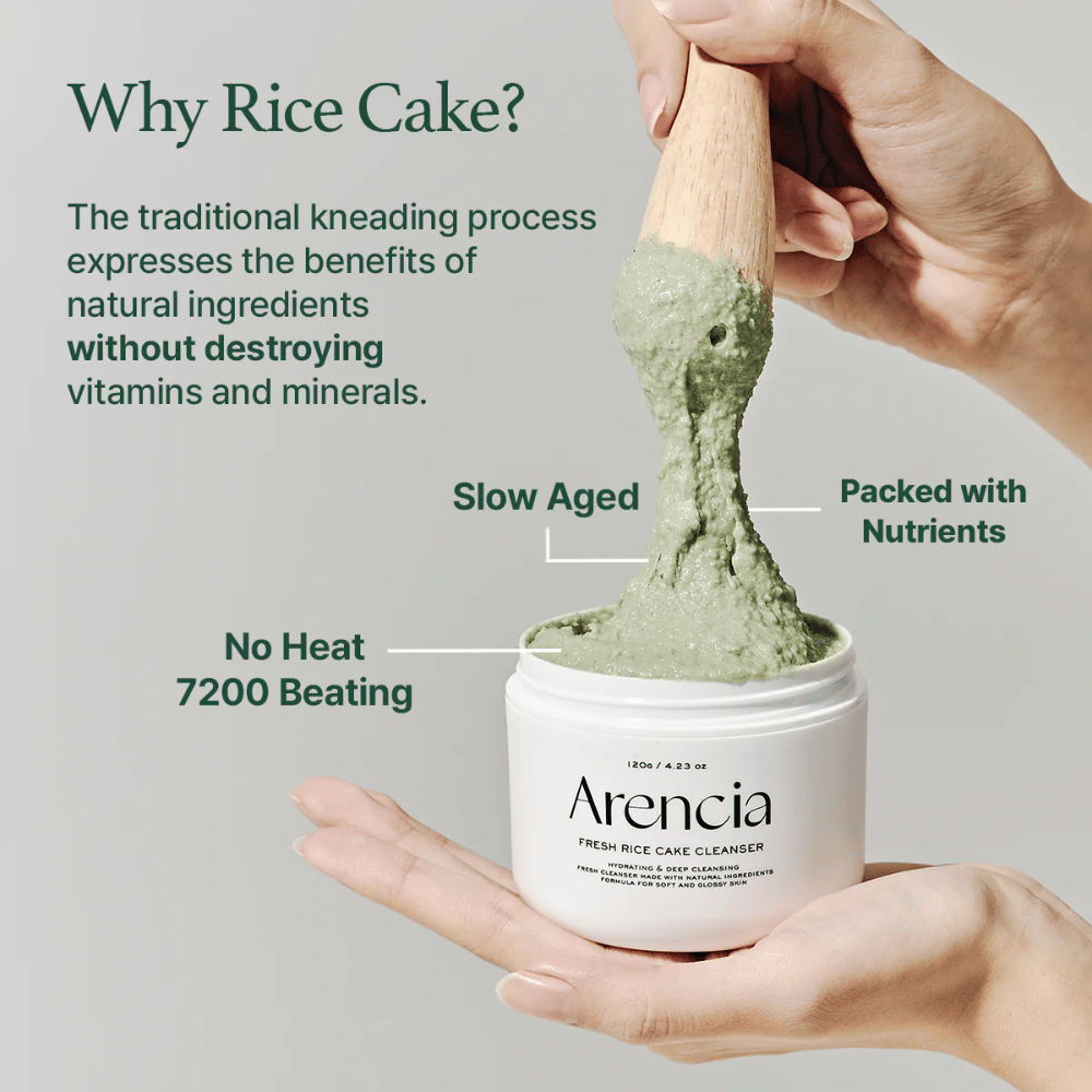 Arencia Fresh Rice Cake Cleanser in barattolo sollevato con una spatola, mostra una texture verde e densa. Il testo nell'immagine spiega i vantaggi come "Invecchiato Lentamente", "Ricco di Nutrienti" e "Senza Calore 7200 Battiture".