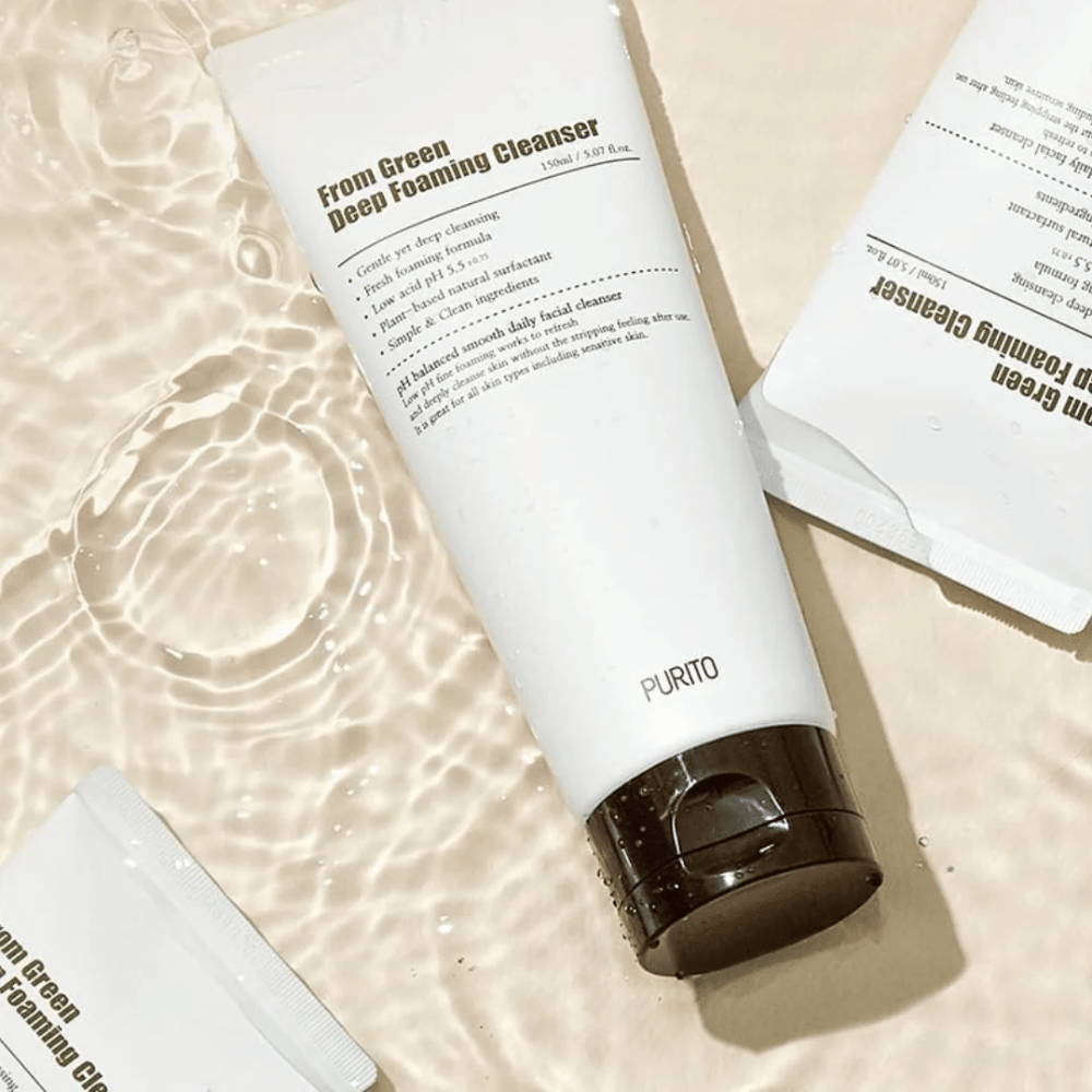 Purito From Green Deep Foaming Cleanser è un detergente delicato ma efficace con un valore di pH di 5.5 che pulisce in profondità senza irritare la pelle. Fa una leggera schiuma e lascia la pelle pulita, idratata e morbida, il che lo rende perfetto per l'uso quotidiano.