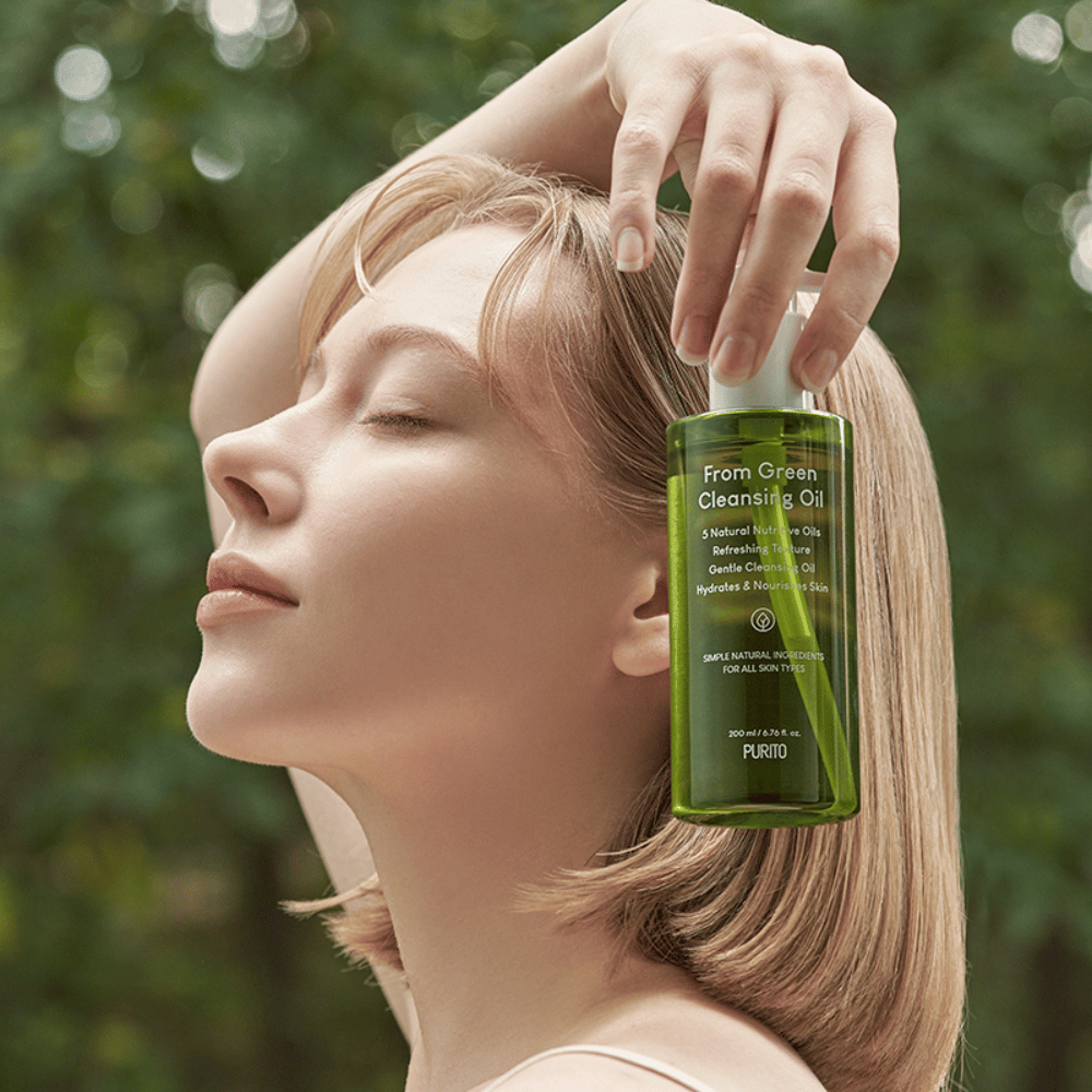 Purito From Green Cleansing Oil è perfetto per l'uso quotidiano e adatto a tutti i tipi di pelle, anche quella sensibile. Con cinque oli naturali ricchi di nutrienti, pulisce la pelle in profondità senza lasciare una sensazione grassa, mentre idrata e cura.