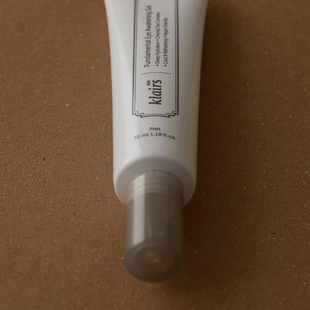 Primo piano del tappo trasparente e della parte inferiore del tubo. L’immagine mette in evidenza il design essenziale della confezione e l’applicatore igienico che protegge il prodotto tra un utilizzo e l’altro.