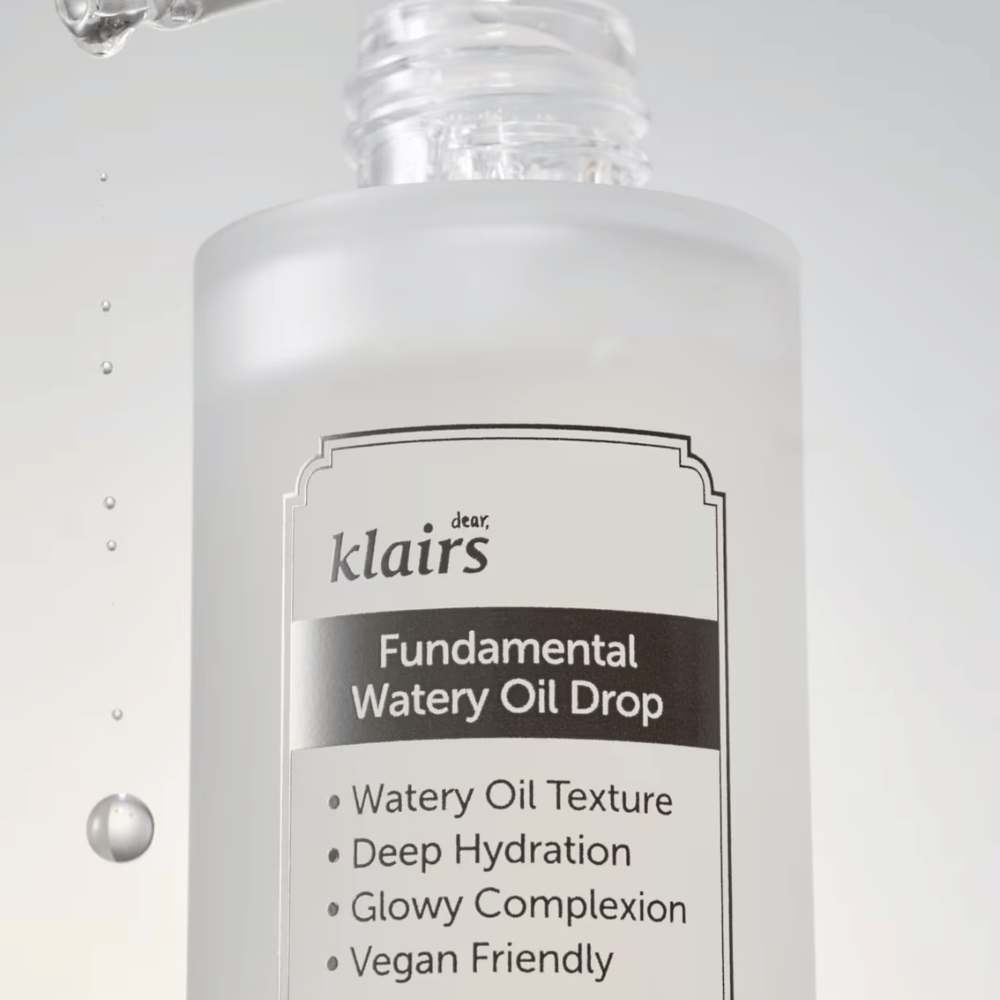 Primo piano del flacone Klairs Fundamental Watery Oil Drop, con testo che evidenzia le caratteristiche del prodotto come "Watery Oil Texture", "Deep Hydration", "Glowy Complexion" e "Vegan Friendly".