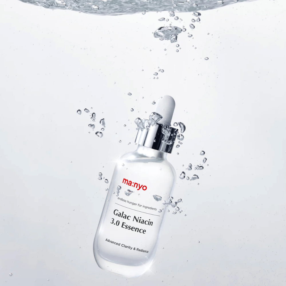 Ma:nyo Galac Niacin 3.0 Essence sott'acqua – simbolo della sua formula idratante e fresca che ripristina l'equilibrio e la luminosità della pelle.