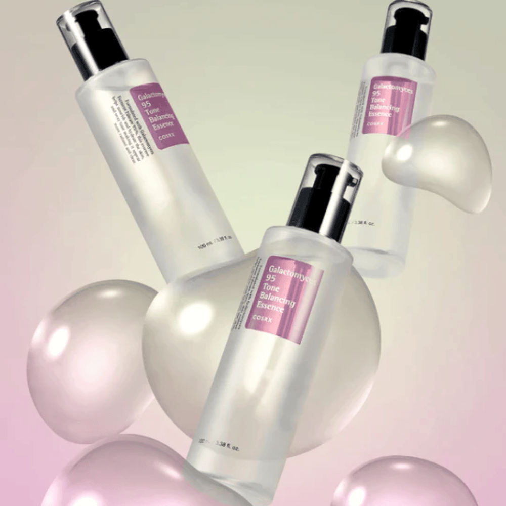 Tre bottiglie di COSRX Galactomyces 95 Tone Balancing Essence circondate da bolle luminose. Essenza che migliora la pelle, uniforma il tono e dona una luminosità naturale.