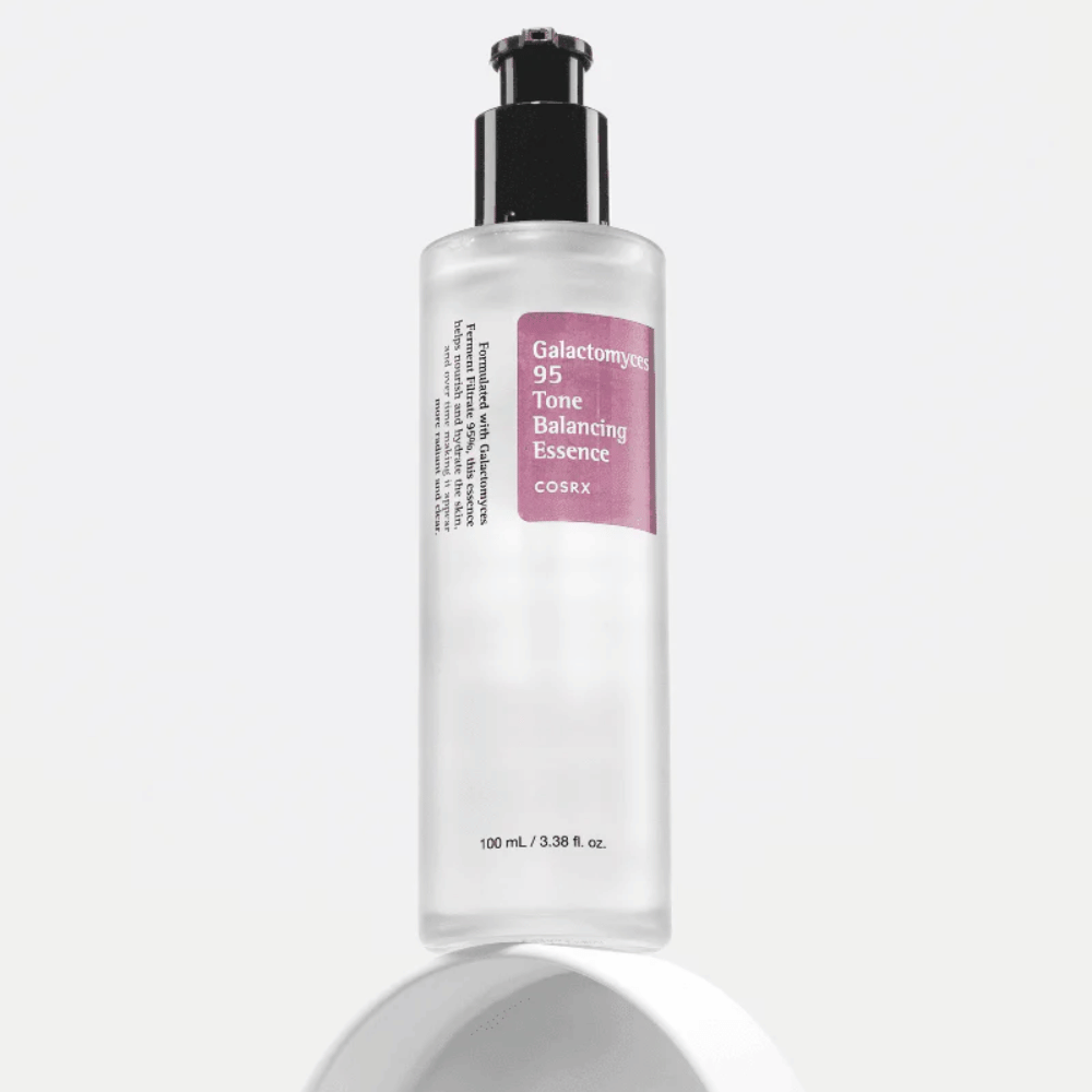 Bottiglia con COSRX Galactomyces 95 Tone Balancing Essence su sfondo bianco. L'essenza idrata e rafforza la barriera cutanea con il 95% di filtrato fermentato.