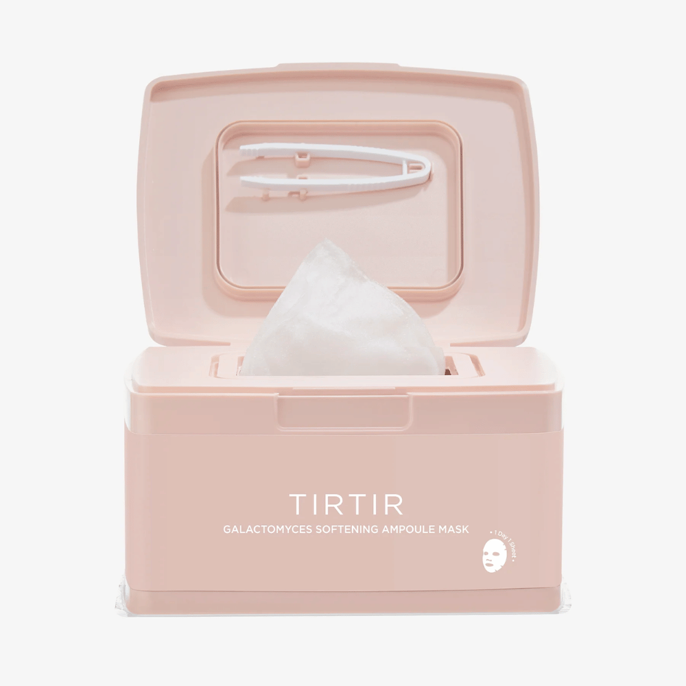 Confezione rosa con coperchio aperto che mostra un sheet mask rialzato e una pinzetta inclusa fissata all'interno del coperchio, contrassegnata con la scritta "TIRTIR GALACTOMYCES SOFTENING AMPOULE MASK".