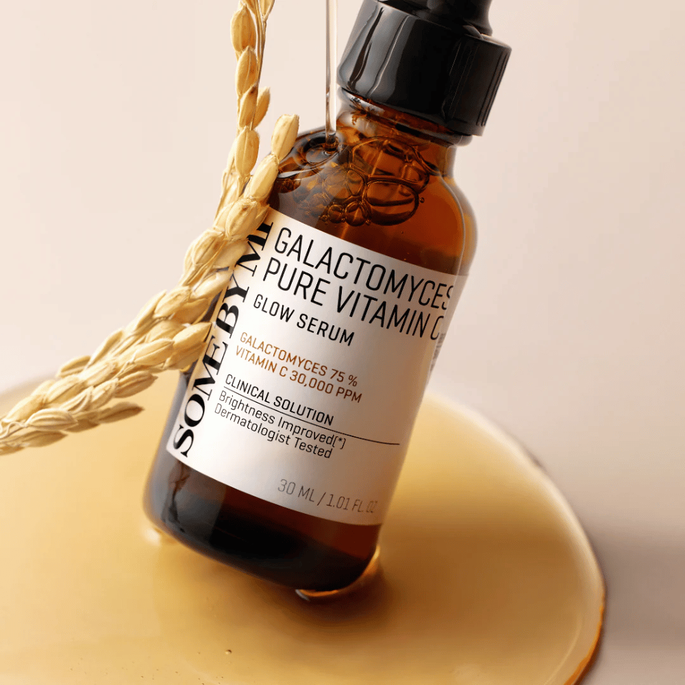 Some By Mi Galactomyces Pure Vitamin C Glow Serum è una soluzione potente per migliorare la luminosità e l'uniformità della pelle. Con il 75% di estratto di galactomyces e 30.000 ppm di vitamina C, questo siero offre un'illuminazione intensa e idratazione.