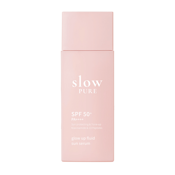 Slow Pure Glow Up Fluid Sun Serum SPF 50+ PA++++ i rosa flaska med solskyddande och lystergivande formula.