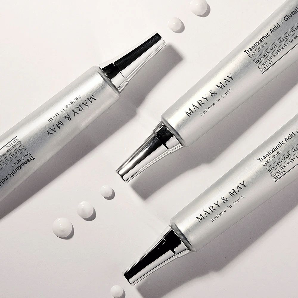 Immagine stilizzata del prodotto di Mary&May Tranexamic Acid + Glutathione Eye Cream che mostra la consistenza della crema e si concentra sulla cura illuminante degli occhi.