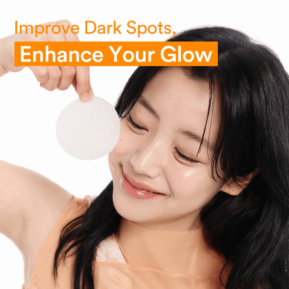Donna mostra un pad tonico viso illuminante per ridurre le macchie scure e donare una pelle più luminosa.