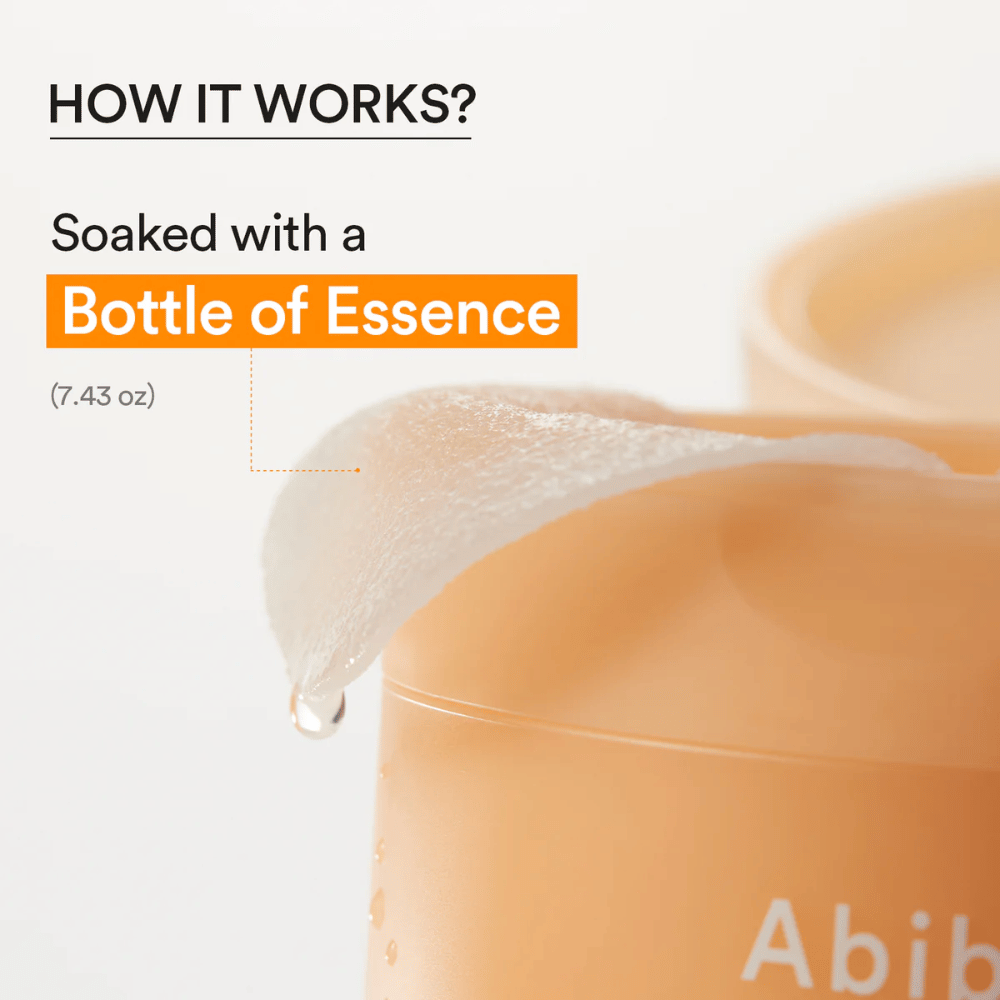Primo piano di un pad tonico idratante imbevuto di essenza da Abib Glutathiosome Dark Spot Pad Vita Touch.