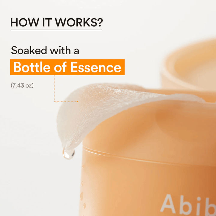 Primo piano di un pad tonico idratante imbevuto di essenza da Abib Glutathiosome Dark Spot Pad Vita Touch.