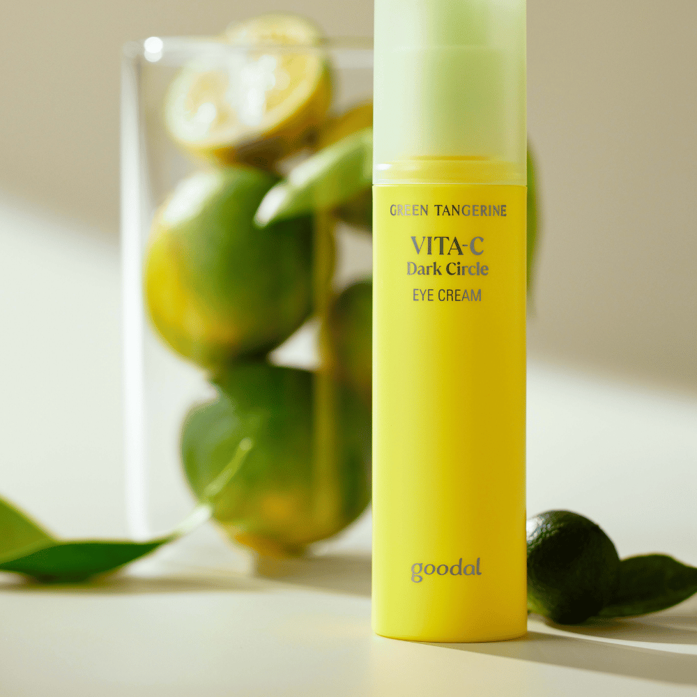 Una bottiglia di Goodal Green Tangerine Vita C Dark Circle Eye Cream 30ml su un tavolo accanto a un lime.