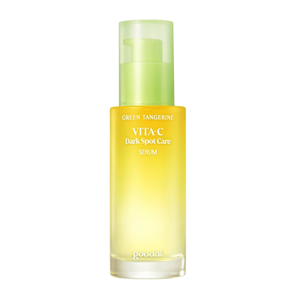 Una bottiglia Green Tangerine Vita C Dark Spot Care Serum 40ml da Goodal per l'iperpigmentazione su sfondo bianco.