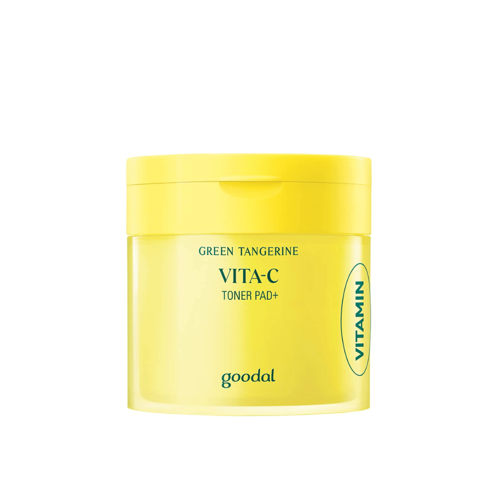 Un contenitore giallo chiaro etichettato "GREEN TANGERINE VITA-C TONER PAD+" del marchio "goodal", con un'etichetta laterale che indica "VITAMINA".