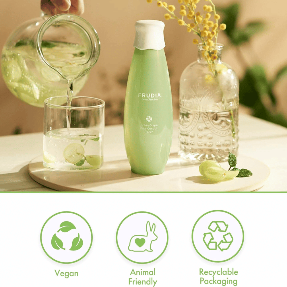 Frudia Green Grape Pore Control Toner in un ambiente naturale con uva verde e acqua che simboleggia la cura dei pori fresca, l'idratazione e una pelle bilanciata con cura della pelle coreana vegana.