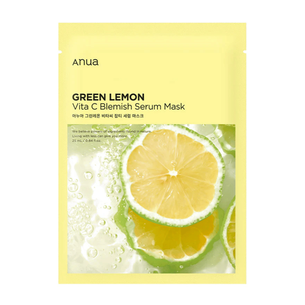 L'imballaggio di Anua Green Lemon Vita C Blemish Serum Mask, mette in risalto un'immagine chiara di una fetta di limone con gocce d'acqua, su uno sfondo giallo chiaro. Il testo descrive i suoi ingredienti naturali e le proprietà di cura della pelle.