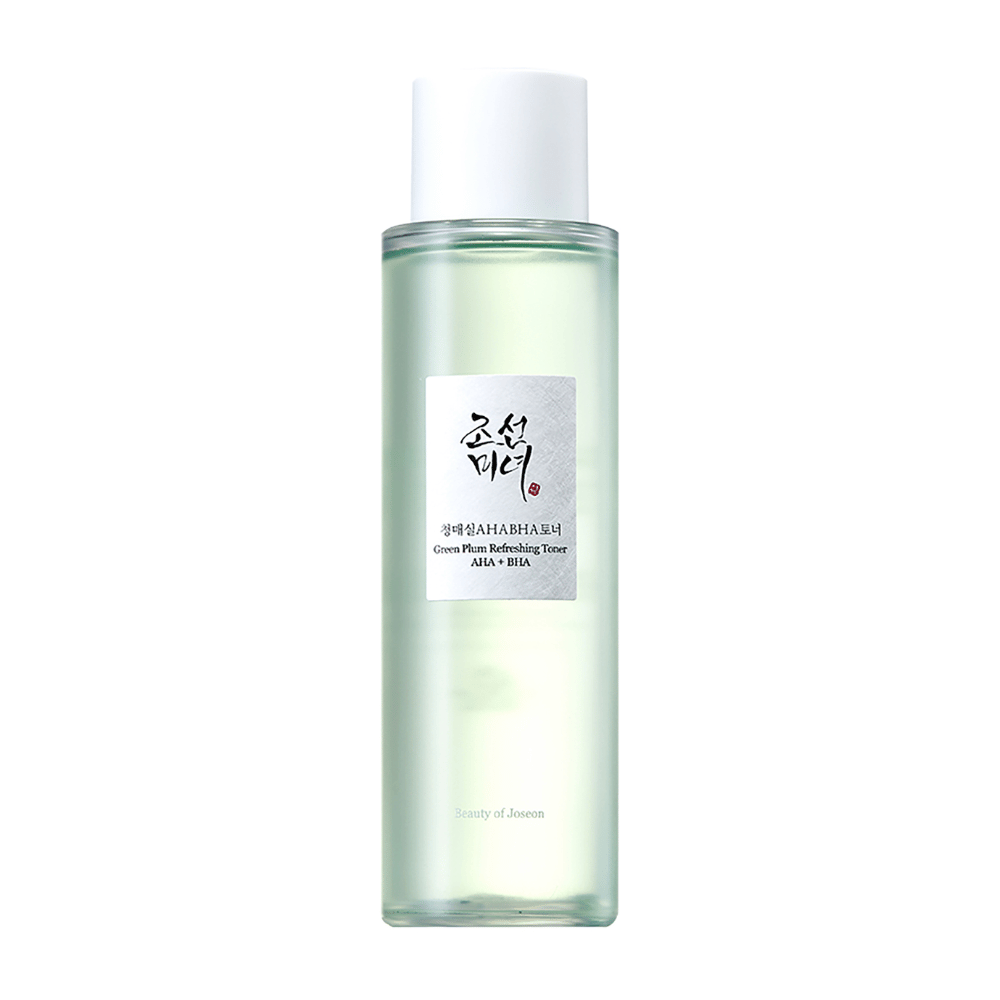 La bottiglia di "Green Plum Refreshing Tonico viso" AHA + BHA ha un design elegante con un tappo bianco e un corpo trasparente che mostra il liquido verde all'interno. L'etichetta ha un testo nero e rosso elegante, che conferisce una sensazione fresca e moderna.