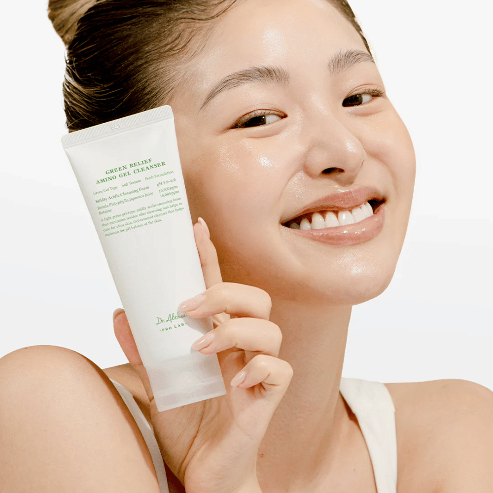 Donna con pelle radiosa tiene in mano Dr. Althea Green Relief Amino Gel Cleanser – detergente vegano per pelle sensibile e irritata.