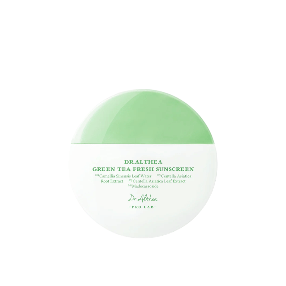 Crema solare rotonda da Dr. Althea con confezione verde-bianca e testo che evidenzia ingredienti come tè verde e centella asiatica – una crema solare chimica delicata con proprietà lenitive.