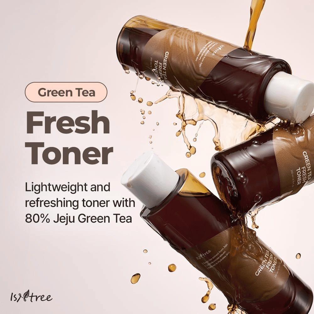 Diverse bottiglie di Isntree Green Tea Fresh Toner sono circondate da schizzi di tonico viso. L'immagine mette in evidenza la formula leggera e rinfrescante con l'80% di tè verde di Jeju per idratare e riequilibrare la pelle.