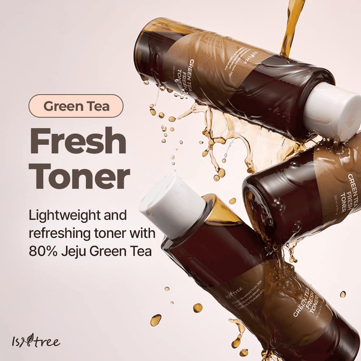 Diverse bottiglie di Isntree Green Tea Fresh Toner sono circondate da schizzi di tonico viso. L'immagine mette in evidenza la formula leggera e rinfrescante con l'80% di tè verde di Jeju per idratare e riequilibrare la pelle.