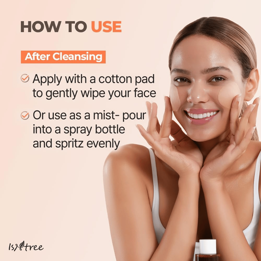 La modella mostra come usare Isntree Green Tea Fresh Toner dopo la detersione. Il tonico si applica con un dischetto di cotone oppure può essere versato in un flacone spray per essere usato come una rinfrescante mist per il viso.